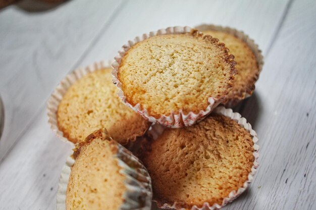 Hochwinkelansicht von Cupcakes auf dem Tisch