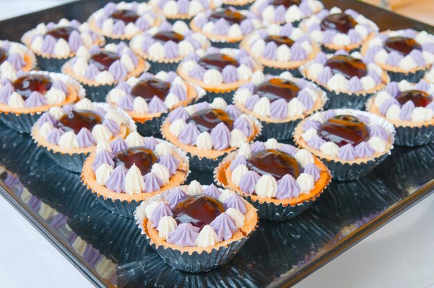 Hochwinkelansicht von Cupcakes auf dem Tisch