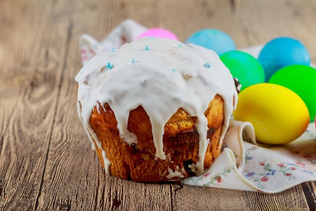 Hochwinkelansicht von Cupcakes mit Ostereiern auf einem Holztisch