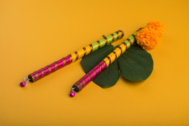 Foto hochwinkelansicht von dandiya mit marigold auf gelbem hintergrund