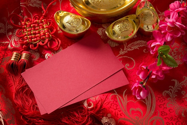 Hochwinkelansicht von Dekorationen mit Begrüßungswagen auf dem Tisch während des chinesischen Neujahrs