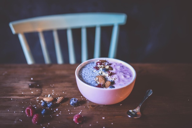 Hochwinkelansicht von Dessert in einer Glasschüssel neben Glas