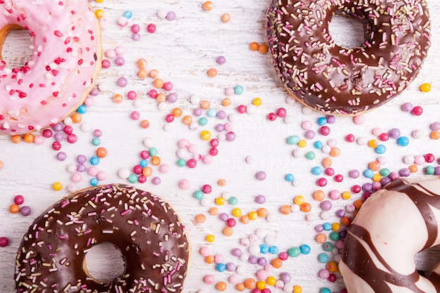 Hochwinkelansicht von Donuts auf dem Tisch