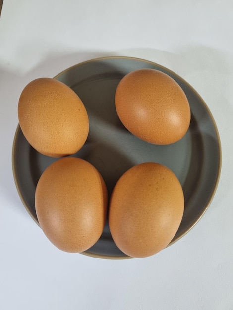 Hochwinkelansicht von Ei auf weißem Hintergrund