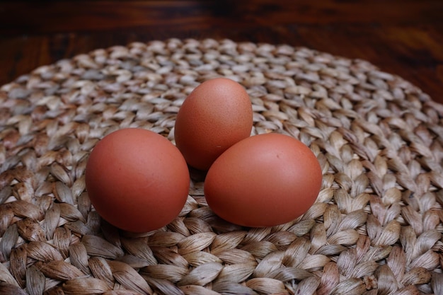 Foto hochwinkelansicht von eiern im korb