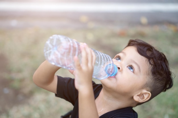 Hochwinkelansicht von einem Jungen, der Wasser trinkt