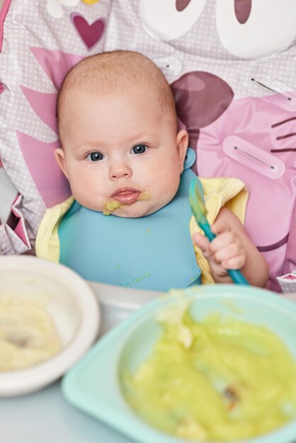 Foto hochwinkelansicht von einem niedlichen jungen, der essen isst