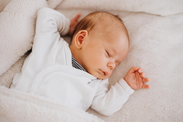 Hochwinkelansicht von einem niedlichen Jungen, der zu Hause im Bett schläft