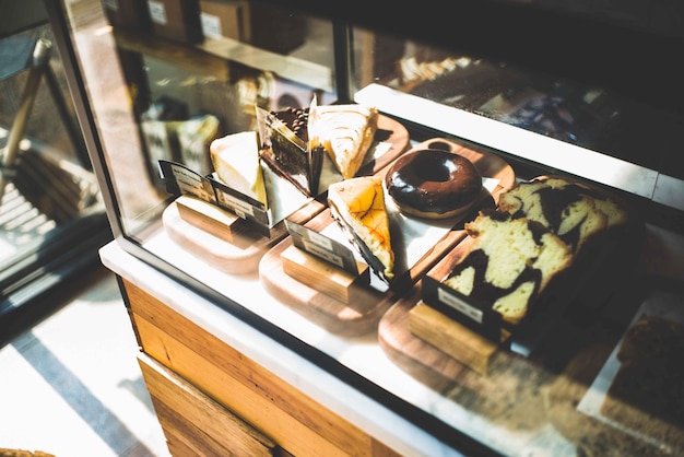 Hochwinkelansicht von Eis auf dem Tisch im Laden