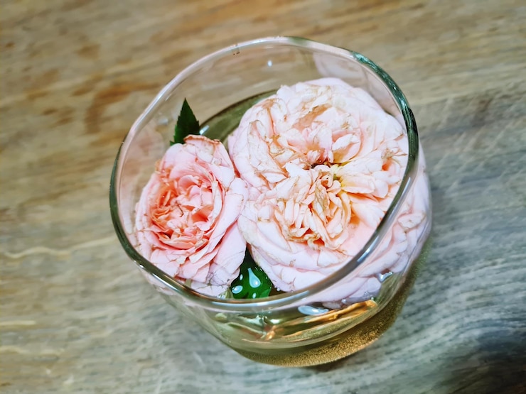 Foto hochwinkelansicht von eis im glas auf dem tisch