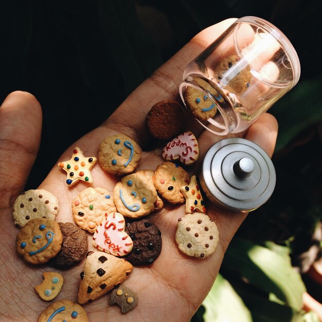 Foto hochwinkelansicht von eis in der hand