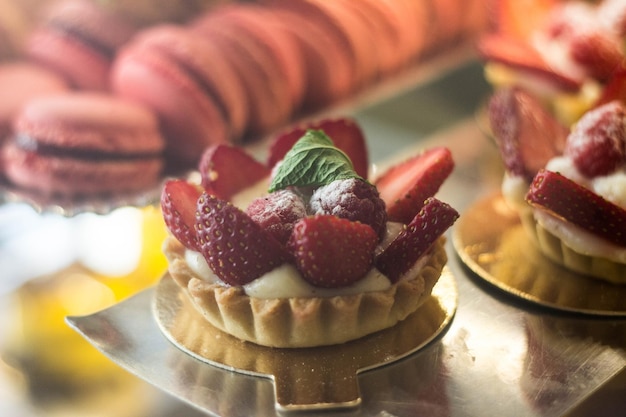 Hochwinkelansicht von Erdbeer-Torte zum Verkauf im Laden