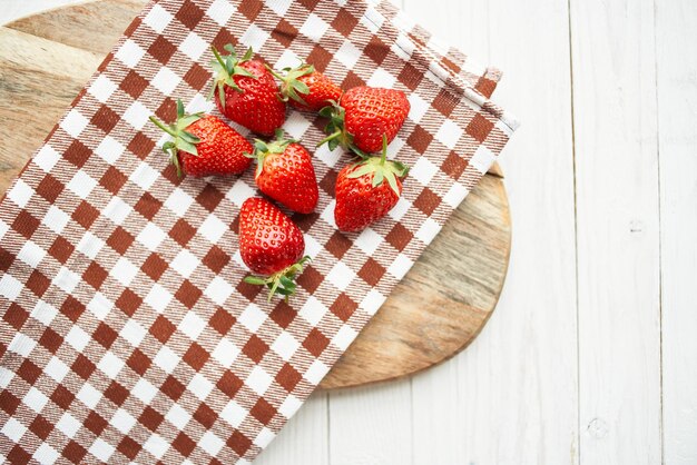 Hochwinkelansicht von Erdbeeren auf dem Tisch