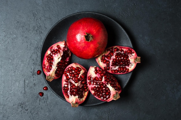 Foto hochwinkelansicht von erdbeeren auf dem tisch