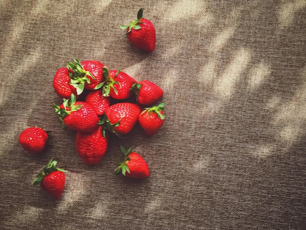 Hochwinkelansicht von Erdbeeren auf dem Tisch