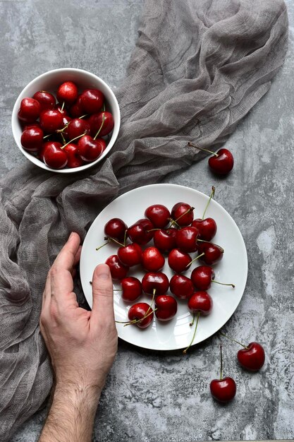 Foto hochwinkelansicht von erdbeeren auf dem tisch