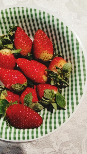 Foto hochwinkelansicht von erdbeeren auf dem tisch