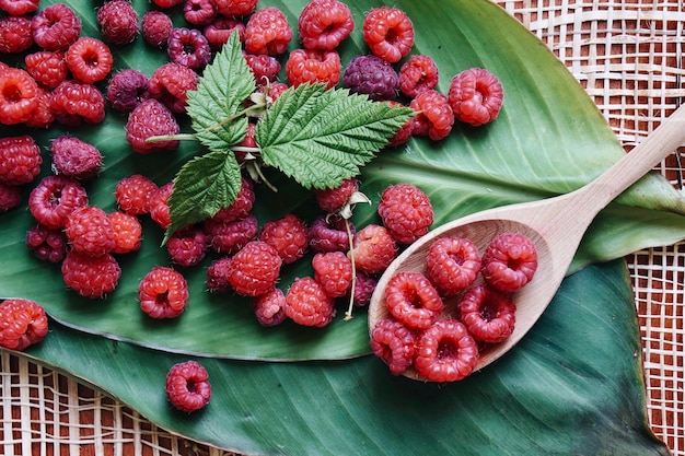 Foto hochwinkelansicht von erdbeeren auf dem tisch