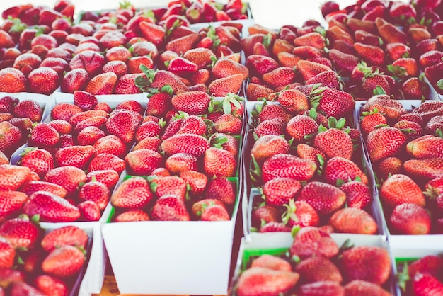 Hochwinkelansicht von Erdbeeren im Marktstand