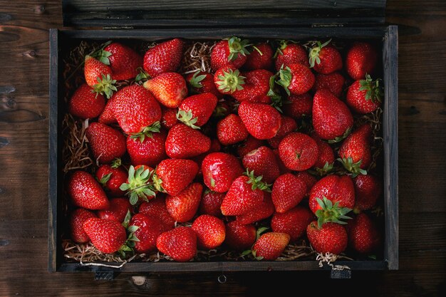 Foto hochwinkelansicht von erdbeeren in einer schachtel