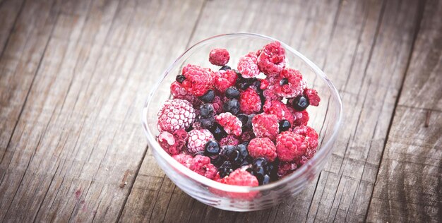 Hochwinkelansicht von Erdbeeren in einer Schüssel auf dem Tisch