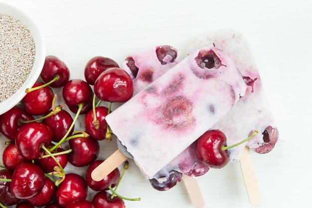 Hochwinkelansicht von Erdbeeren in einer Schüssel auf dem Tisch