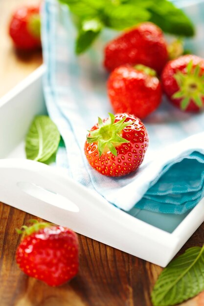 Foto hochwinkelansicht von erdbeeren in einer schüssel auf dem tisch