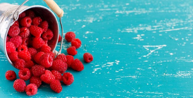 Foto hochwinkelansicht von erdbeeren in einer schüssel auf dem tisch