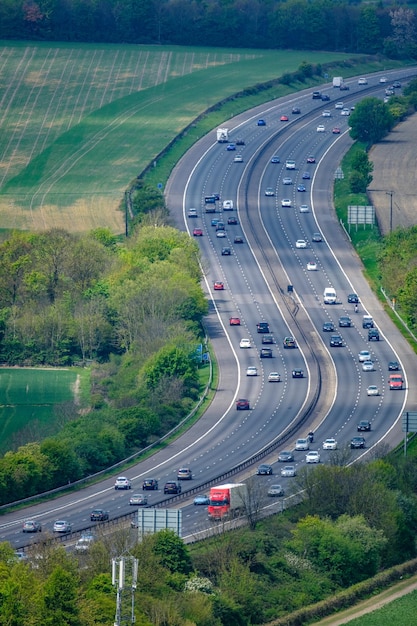 Foto hochwinkelansicht von fahrzeugen auf der autobahn in der stadt