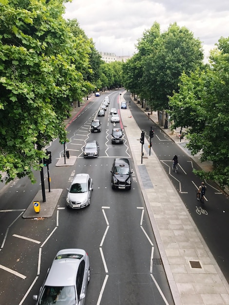 Hochwinkelansicht von Fahrzeugen auf Straßen in der Stadt