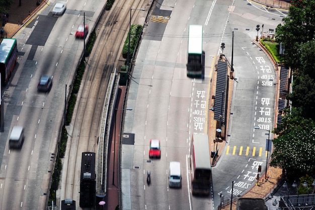 Hochwinkelansicht von Fahrzeugen, die sich auf Straßen bewegen