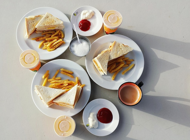 Hochwinkelansicht von Fastfood mit Getränken auf dem Tisch