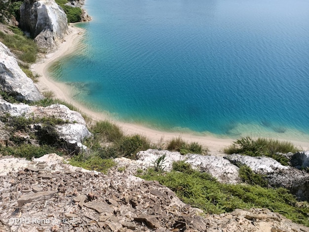 Foto hochwinkelansicht von felsen am strand