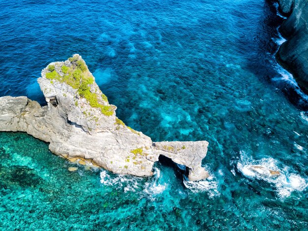 Foto hochwinkelansicht von felsen im meer