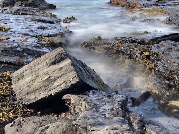 Hochwinkelansicht von Felsen im Meer.