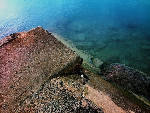 Foto hochwinkelansicht von felsen vom meer aus