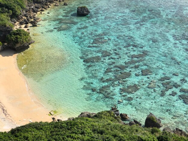 Foto hochwinkelansicht von felsen vom meer aus