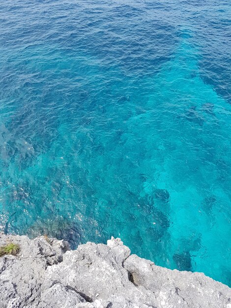 Foto hochwinkelansicht von felsformationen am meer