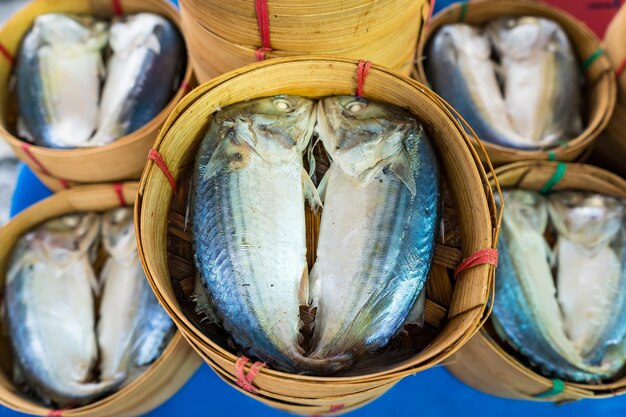 Foto hochwinkelansicht von fisch zum verkauf auf dem markt