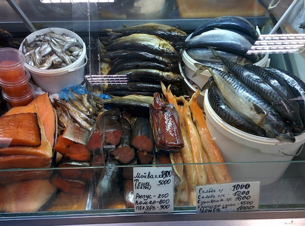 Foto hochwinkelansicht von fisch zum verkauf auf dem markt