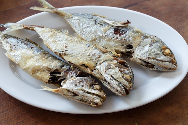 Hochwinkelansicht von Fischen auf einem Teller auf dem Tisch