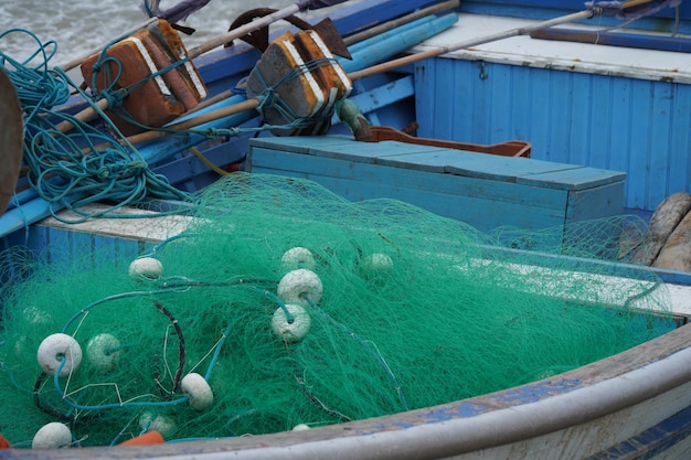 Foto hochwinkelansicht von fischerbooten, die am hafen verankert sind