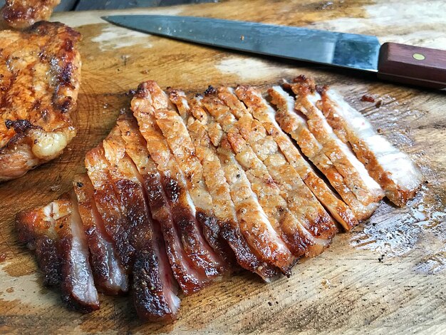 Hochwinkelansicht von Fleisch auf dem Grill