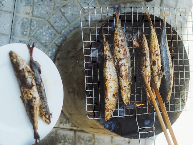 Foto hochwinkelansicht von fleisch auf dem grill