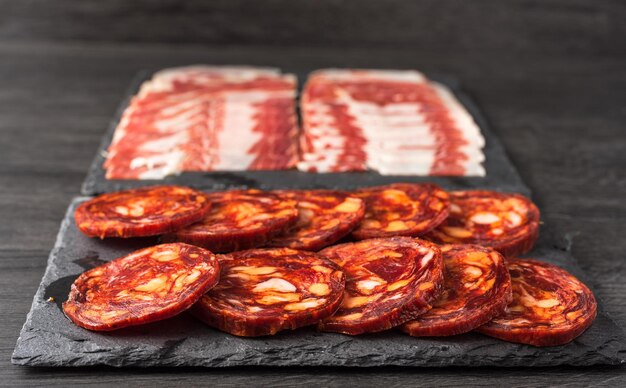 Hochwinkelansicht von Fleisch auf dem Grill