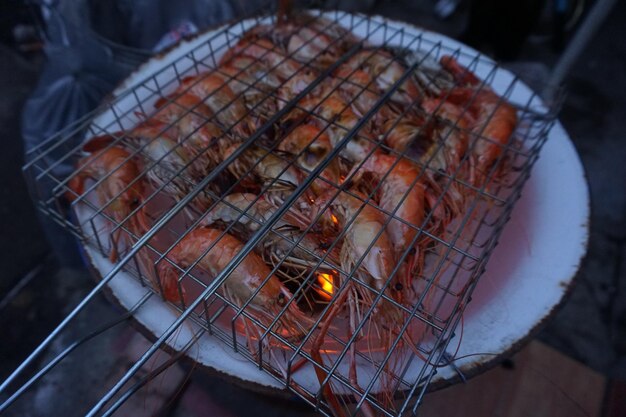 Foto hochwinkelansicht von fleisch auf dem grill