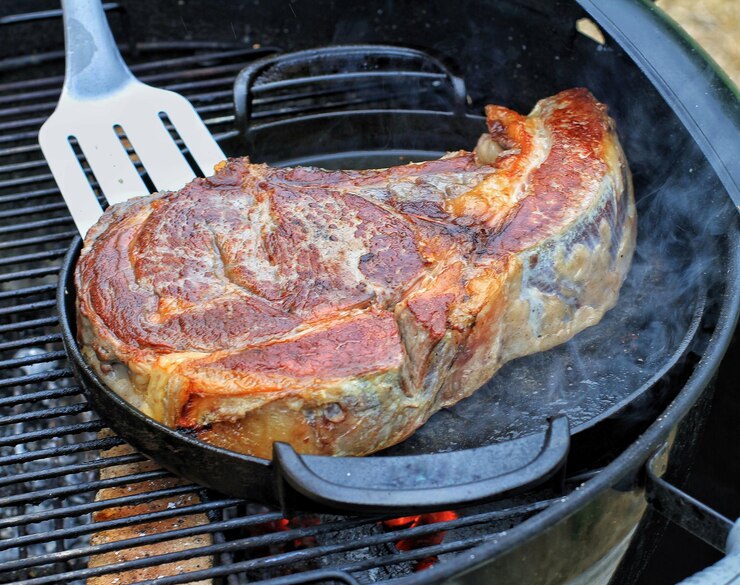 Foto hochwinkelansicht von fleisch auf dem grill
