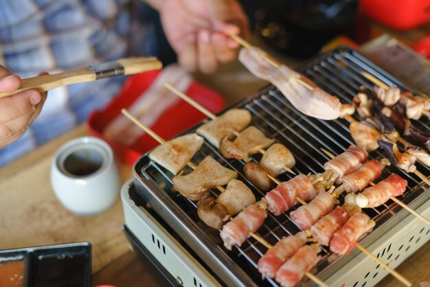 Hochwinkelansicht von Fleisch auf dem Grill