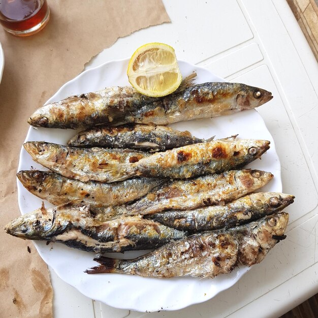 Hochwinkelansicht von Fleisch auf dem Grill