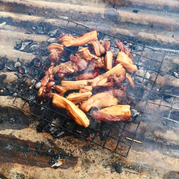 Foto hochwinkelansicht von fleisch auf dem grill